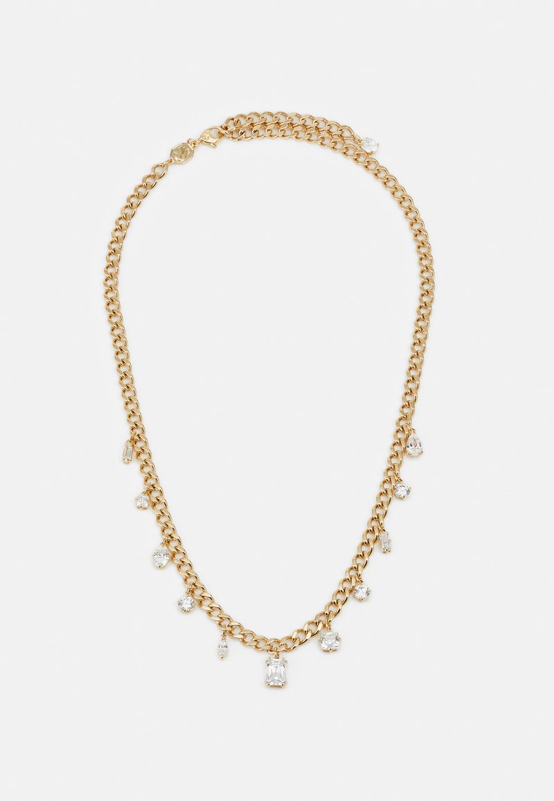 Gouden ketting met schakels en meerdere transparante edelstenen in verschillende maten, wat zorgt voor een textuur- en gelaagd uiterlijk.