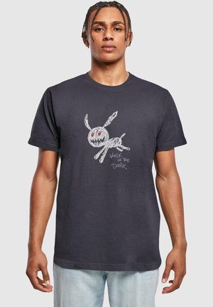 Mørkegrå bomulds t-shirt med et legende hvidt kaninmotiv med røde øjne og teksten "GÅ I MØRKET" i et afslappet skrifttype.