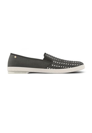 Schwarzer Slip-On-Schuh mit gewebtem Obermaterial und weißer Sohle, mit kleinem goldenem Logo an der Ferse und strukturiertem Muster am Sohlenrand.
