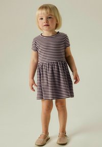 Robe rayée en tissu côtelé, avec des manches courtes, un col rond et une taille froncée. Couleurs : violet et crème.