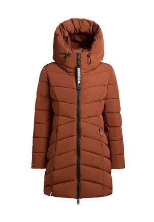 Doudoune marron avec une capuche haute et froncée. Présente un motif matelassé en diagonale, une fermeture éclair noire sur toute la longueur à l'avant et des poches latérales.