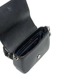 Borsa a tracolla in pelle nera textured con chiusura magnetica, tasca interna con zip e tracolla removibile per un trasporto versatile.