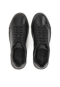 Must musta sneakers, ümarate varvastega, lame mustade nööpidega, tekstuuriga külgpaneelide ja siledapinnaga. Logo on nähtav sisetalladel.