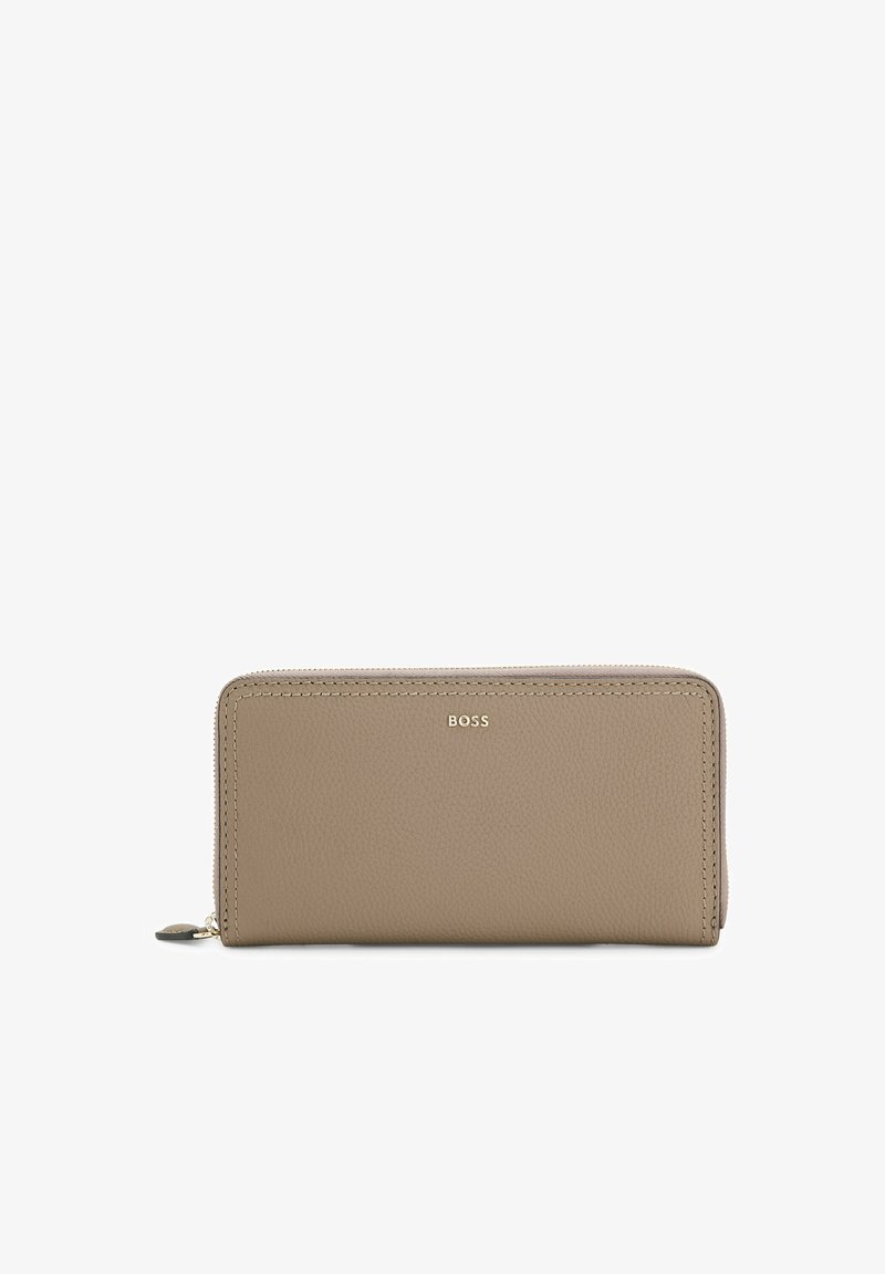 Portefeuille en cuir taupe avec fermeture éclair tout autour, coutures visibles et petit logo doré « BOSS » centré sur le devant.