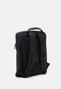 Mochila negra con correas de hombro acolchadas, un asa superior, cremalleras dobles y acentos de malla. Forma rectangular hecha de material sintético.