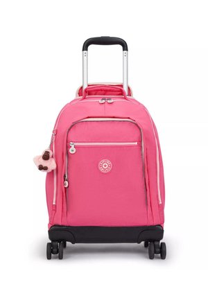 Valigia rosa con due ruote nere, compartimenti con zip e un portachiavi a forma di scimmietta in peluche all'esterno. Realizzata in tessuto resistente.