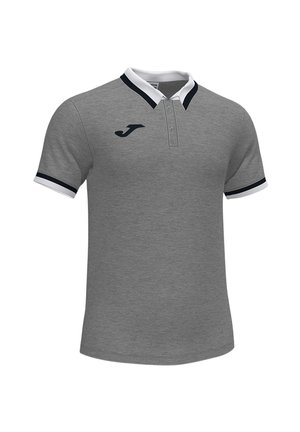 Polo gris à manches courtes avec col et bords de manches rayés blancs et noirs, et un logo noir sur la poitrine gauche.