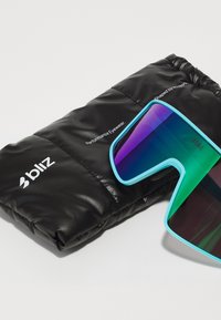 Solbriller med en dristig, kantete form og en turkis ramme. Speilglasset viser en gradient fra lilla til grønn. Leveres med et svart beskyttende etui.
