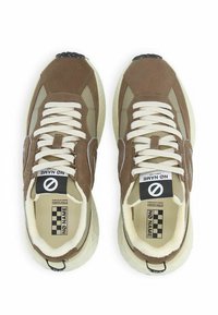 Bruine en beige sneakers met een gestructureerde bovenkant, witte veters en een gevoerde binnenkant. Ze beschikken over een logo-label en een geprinte binnenzool.
