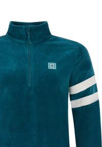 Pullover in fleece teal con zip a un quarto. Presenta un piccolo logo e tre righe bianche sul braccio sinistro. Texture morbida in tutto il capo.