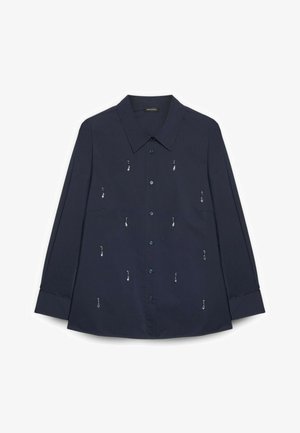 Granatowa koszula na długi rękaw z guzikami, z ostrym kołnierzykiem i małymi srebrnymi ozdobami w kształcie kropli rozmieszczonymi na przodzie.