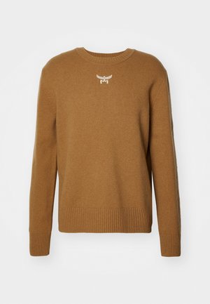 Brun tröja med rundad hals, ribbade muddar och fåll, gjord av mjukt tyg, med en liten vit logotypemblem på bröstet.