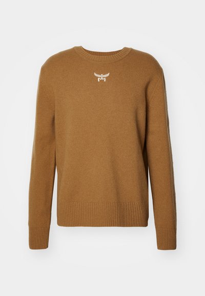 Pruun särk ümmarguse kaelusega, ribakudumistega varrukate ja hemiga, valmistatud pehmest kangast ning sellel on rinnal väike valge logo embleem.