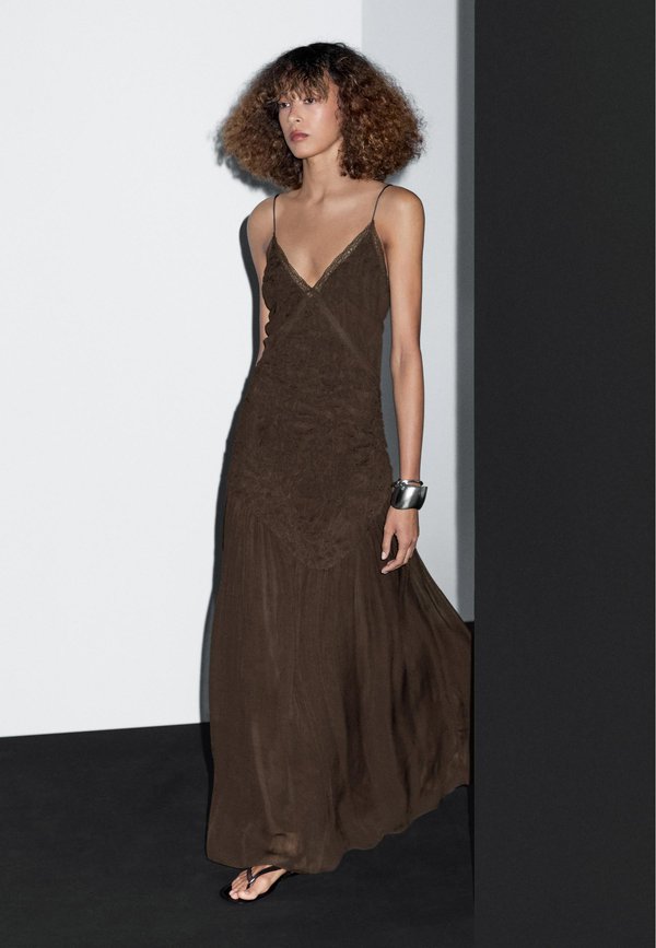 LONG WITH GATHERED DETAIL  - Maxi dress2