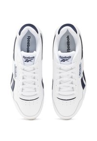 Baskets blanches avec des accents bleu marine, présentant une tige en cuir lisse, un bout arrondi, des lacets plats et des détails perforés sur la boîte à orteils.