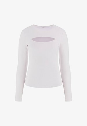 Valkoinen pitkähihaisella puserolla, jossa on ribbikuviointi, pyöreä kaula-aukko ja vaakasuora leikkaus yksityiskohtana kaula-aukon alapuolella.