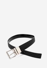 Czarny skórzany pasek z wytłoczonym wzorem "MK" i polerowaną srebrną klamrą z wygrawerowaną nazwą marki "MICHAEL KORS".