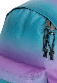 Zaino con un design a gradiente che passa dal turchese al viola. Realizzato in tessuto testurizzato, presenta tiranti neri e dettagli con cordoncino.