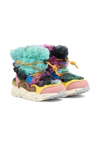 Wielokolorowe futrzane buty z grubą podeszwą, obejmujące turkusowe, fioletowe i czarne odcienie. Jasnopomarańczowe sznurowadła i nakrapiana podeszwa dodają detali.