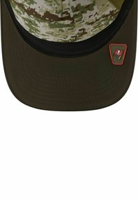 Olivenfarbene Mütze mit einem camouflagemusterartigen Kronenteil, schwarzem Visier und einem roten Logoakzent. Glattes Material mit gestickten Details.