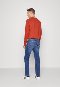 TOM TAILOR TRAD - Calças de ganga de perna direita - mid stone wash denim