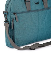 Taschenlaptop aus türkisfarbenem Stoff mit grauem Tragegurt und -beschlägen. Verfügt über einen Obergriff, Reißverschlusstaschen und eine elegante rechteckige Form.