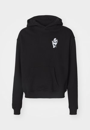 Sort hætteSweatshirt med en frontlomme og et trykt hvidt hånddesign på venstre bryst. Stoffet er glat og let tekstureret.