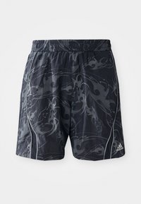 Shorts da allenamento neri con un motivo di fiamme grigie, cintura elastica, strisce laterali e etichetta del logo in basso a destra. Tessuto leggero.