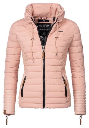 Lichtroze doorgestikte damesjas met ritssluiting aan de voorkant, twee zakken met rits, trekkoord capuchon en een merklabel op de borst en mouw.