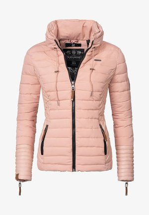 Chaqueta acolchada para mujer en color rosa claro con cremallera frontal, dos bolsillos con cremallera, capucha con cordón y etiqueta de marca en el pecho y la manga.