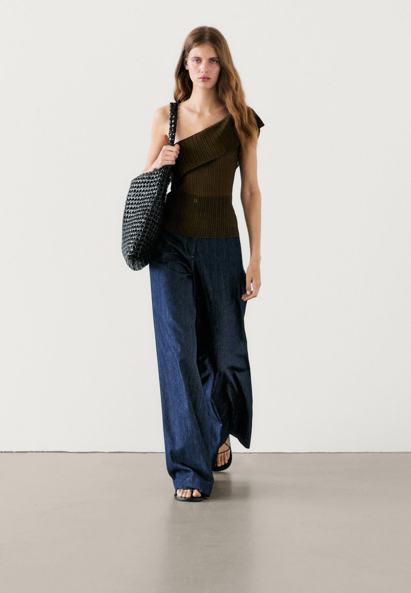 Massimo Dutti ASYMMETRIC OFF-THE-SHOULDER - Top - dark green 