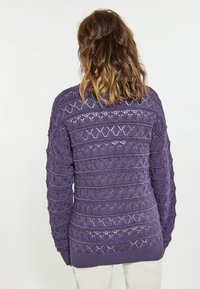 Pullover a maglia viola con un design testurizzato e a motivi che presenta diamanti e strisce orizzontali. Polsini e fondo a coste.