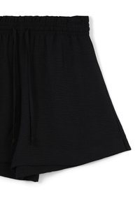 Czarne szorty z elastycznym pasem i sznurkiem do regulacji. Charakteryzują się teksturowanym materiałem oraz luźnym krojem z bocznymi rozcięciami.