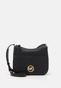 Černá kožená kabelka s reliéfním povrchem, zaobleným tvarem, nastavitelným popruhem a zlatou logovou emblémou na přední straně.