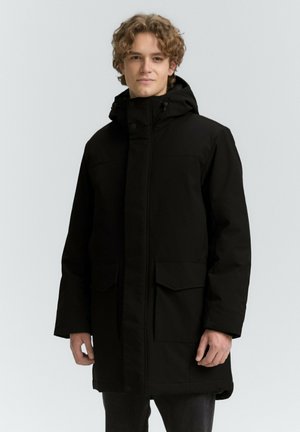 Manteau long noir avec une capuche, fermeture à boutons à l'avant et deux poches avant. Texture lisse, design simple sans motifs ni embellissements.