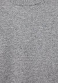 Blødt gråt strikket stof med en subtil tekstur og en ribbet rund halsudskæring.