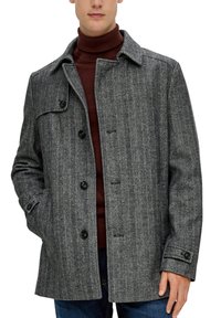 Grau gestreifter Wollmantel mit Reverskragen, Frontknopfschluss, seitlichen Taschen und verstellbaren Knopfärmeln. Braunfarbener Rollkragenpullover darunter.