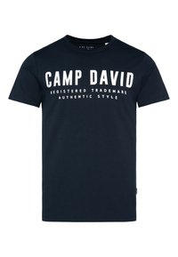 Granatowa bawełniana koszulka z krótkim rękawem, z odważnym białym napisem "CAMP DAVID" oraz mniejszym tekstem poniżej, z okrągłym dekoltem.