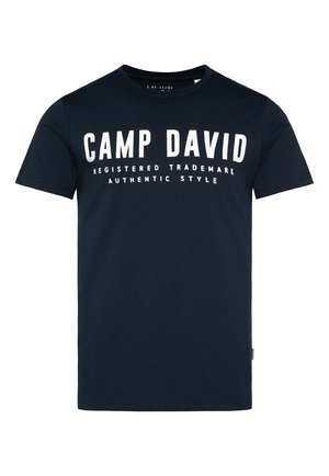 Granatowa bawełniana koszulka z krótkim rękawem, z odważnym białym napisem "CAMP DAVID" oraz mniejszym tekstem poniżej, z okrągłym dekoltem.