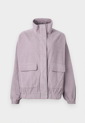 Lila corduroy jas met hoge kraag, voorzakken met klep, elastische manchetten en zoomdetail, weergegeven op een witte achtergrond.