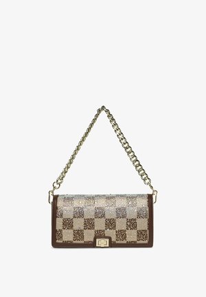 Rechteckige braun-beige karierte Clutch mit goldener Kette und funkelnden Strasssteinen auf der Klappe.