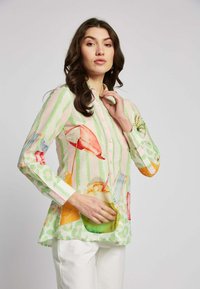 Lichtgewicht, kleurrijke blouse met verticale groene strepen, voorzien van drankillustraties in tinten roze, oranje en groen, knoopsluiting.