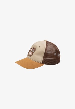 Gorra de camionero con frontal beige y malla marrón, que presenta un parche marrón con texto blanco. Visera curvada y correa ajustable.