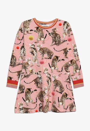 Langærmet lyserød kjole med legesyge tigrede katte og farverige garnnøgler trykt over det hele, med røde og orange stribede manchetter.