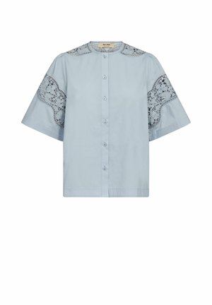 Blusa celeste de manga corta con botones delanteros y detalles de encaje floral en los recortes de los hombros y los paneles de las mangas.