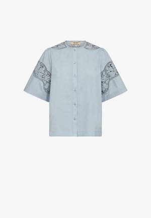 Hellblaue Kurzarmbluse mit Knöpfen vorne und Spitzenblumen-Ausschnittdetails an Schultern und Ärmelpartien.