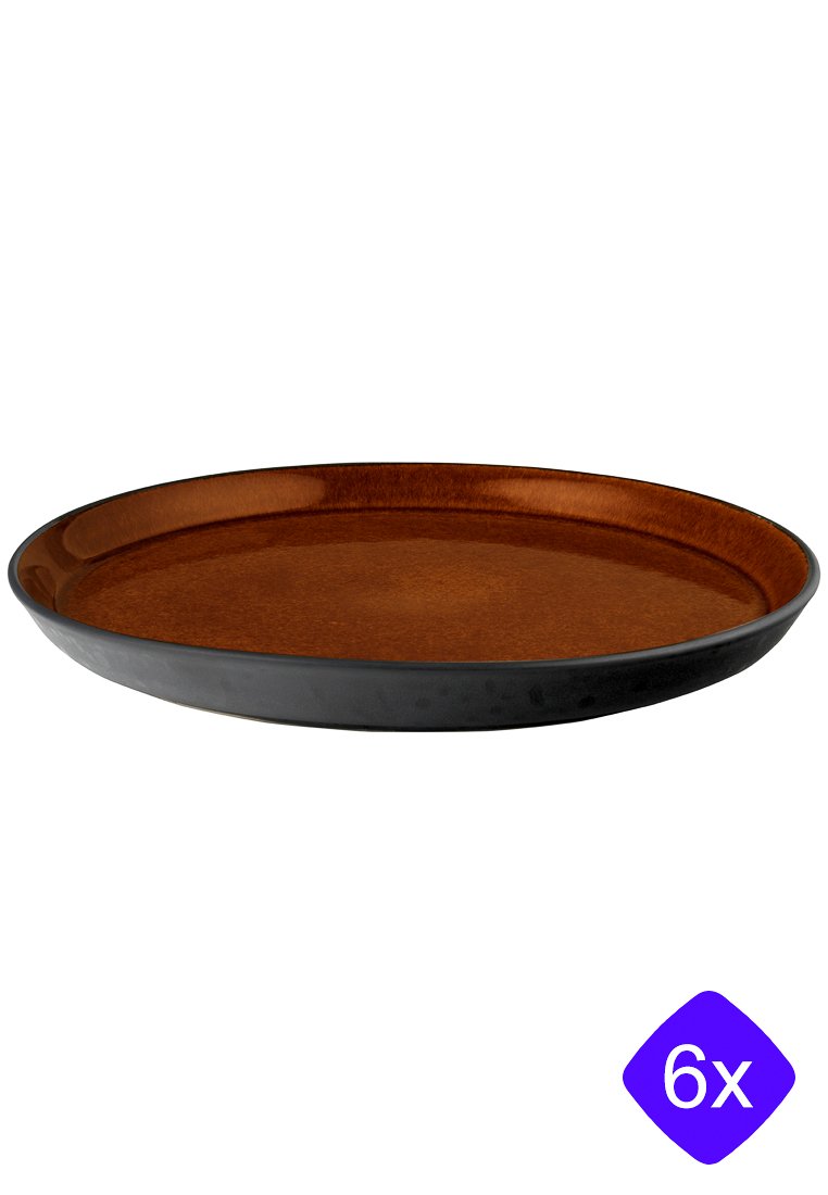Piatto rotondo scuro con esterno nero lucido e interno liscio e lucido di colore arancio-marrone. Il piatto è destinato al servizio o alla presentazione.