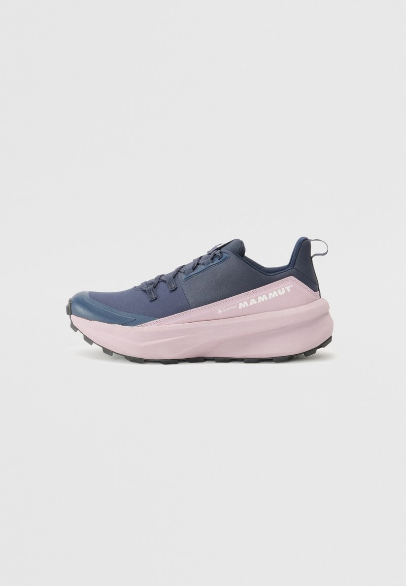 Sapatilhas de trail running de cano baixo em azul e rosa, com um upper de tecido suave, sola de borracha texturizada e bico reforçado. Apresenta o logotipo da marca.