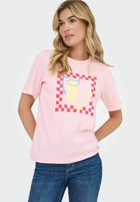 Roze katoenen t-shirt met korte mouwen, versierd met een kleurrijke limonade en citroen grafiek in een ruitvormig frame ontwerp.