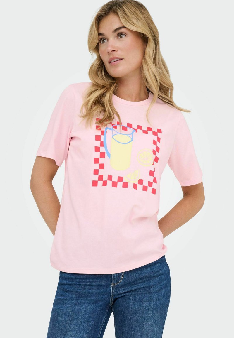 Roze katoenen t-shirt met korte mouwen, versierd met een kleurrijke limonade en citroen grafiek in een ruitvormig frame ontwerp.